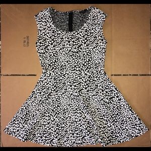 Sleeveless dress buy Guess in black&white print